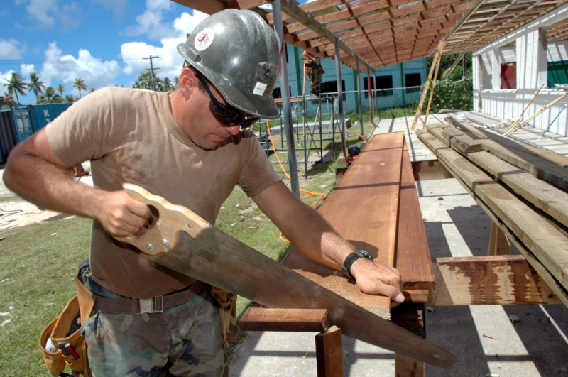 ebeniste-PIERREFEU DU VAR-min_worker_construction_building_carpenter_male_job_build_helmet-893290